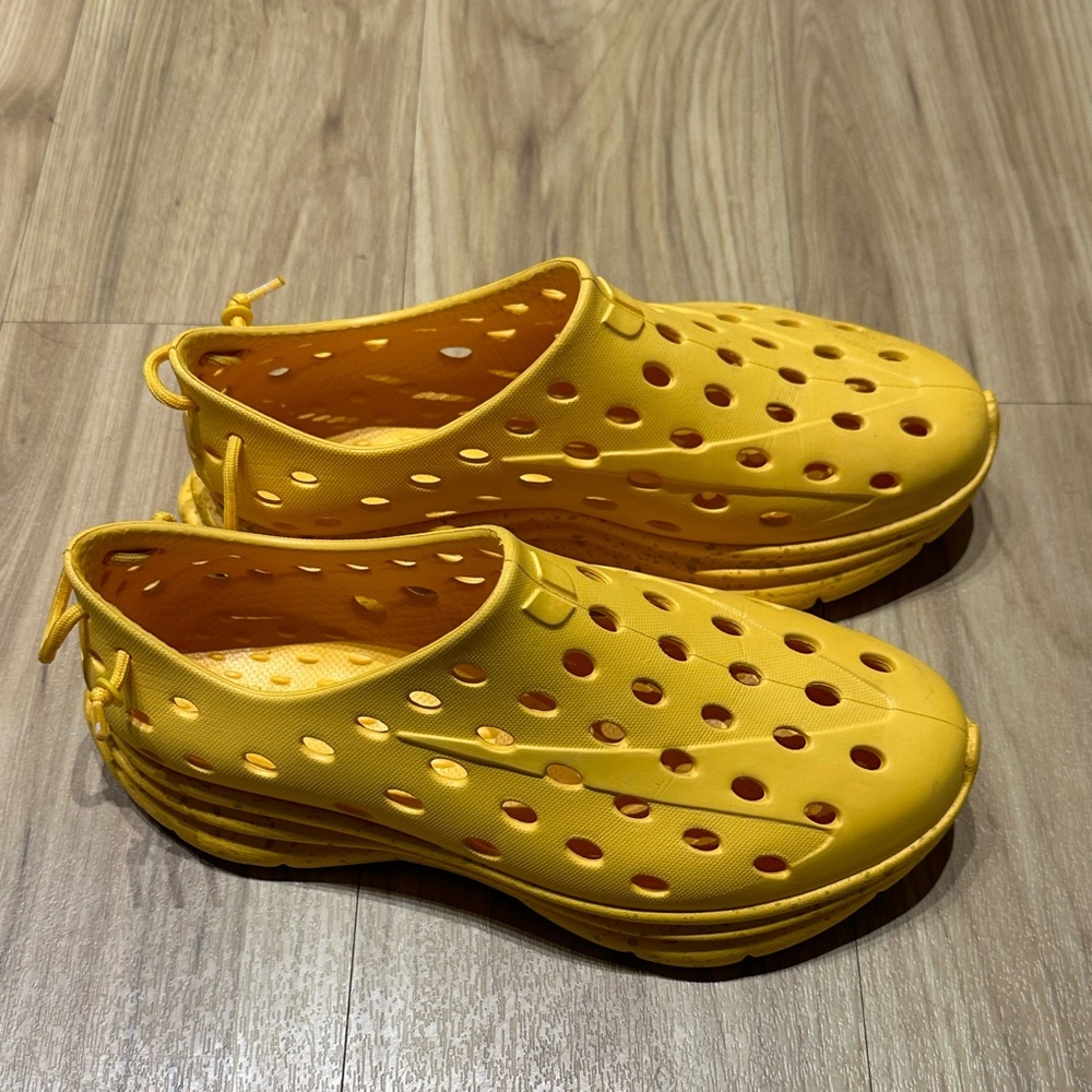 Kane Recovery shoes color yellow